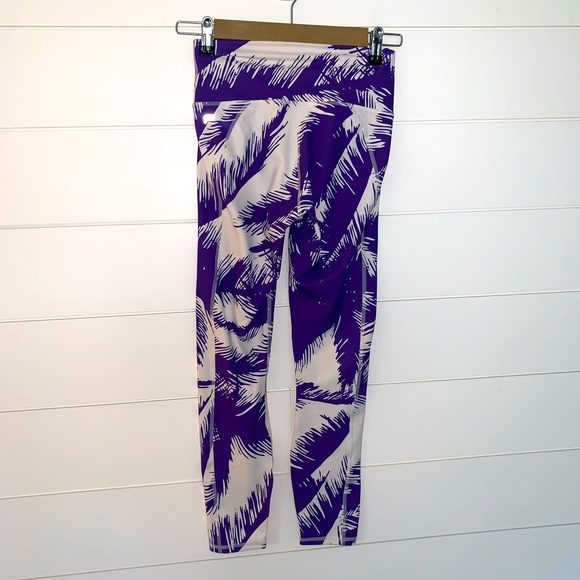 EUC Worn Once Women’s Fabletics Printed HR PureLuxe 7/8 Leggings - Picture 3 of 6